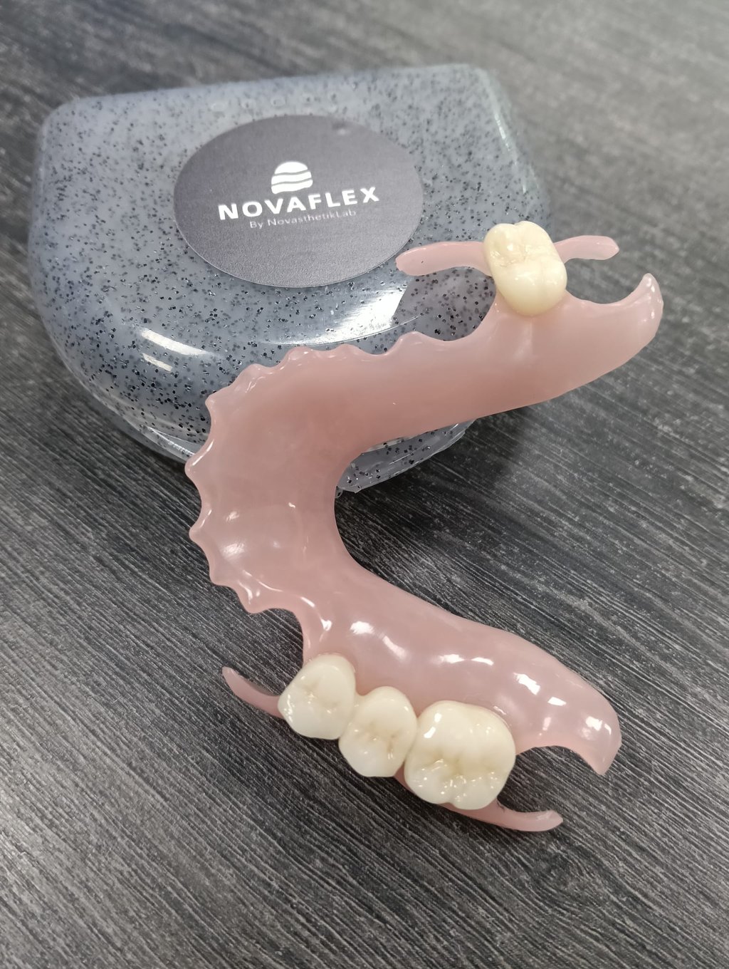 Prótesis flexible NOVAFLEX junto a su estuche